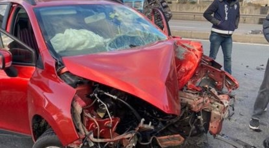 Feci kazada otomobilin motoru yola savruldu