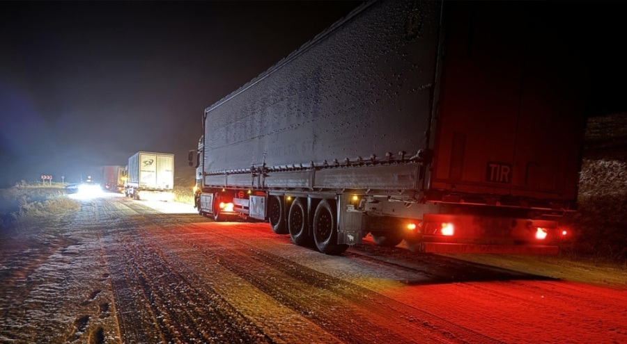 Tırlar buzlanan yolda mahsur kaldı!