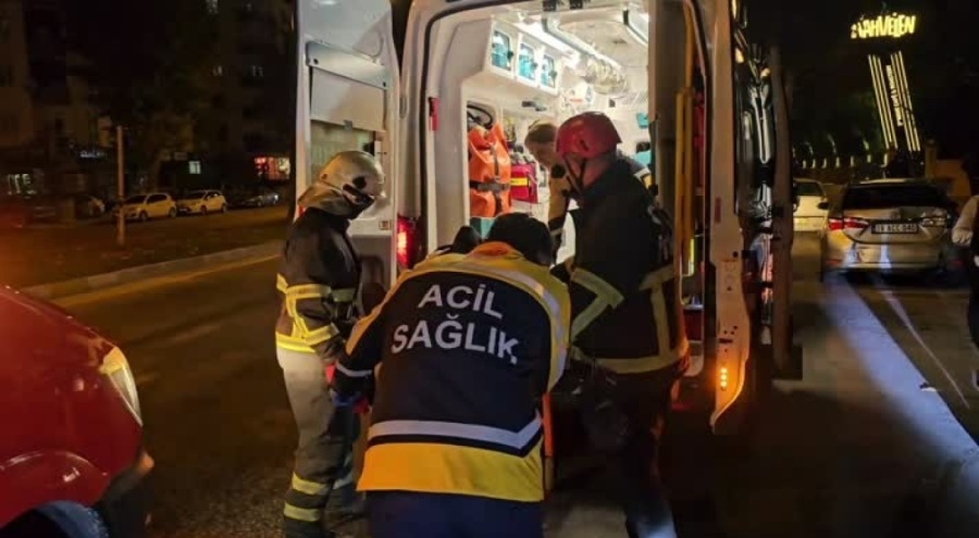 Kaza yapan arabada sıkışan sürücü itfaiye ekiplerince kurtarıldı