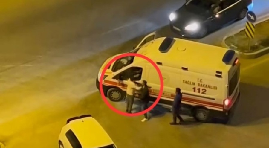 Ambulansa yumruklu saldırı: "Beni tanıyor musun?"