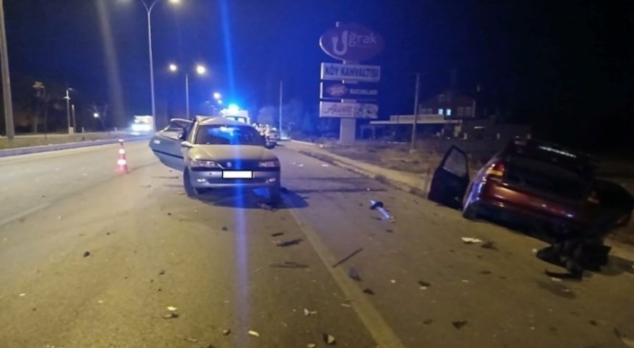 Araçların hurdaya döndüğü kazada 5 kişi yaralandı