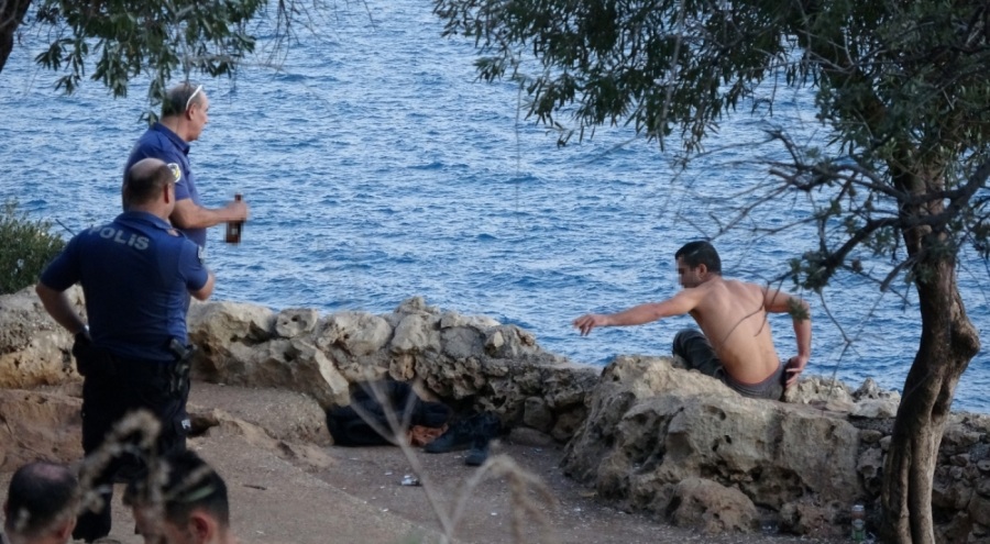 Girişi yasak olan 30 metrelik falezlere çıktı, annesinin aranmasını istedi