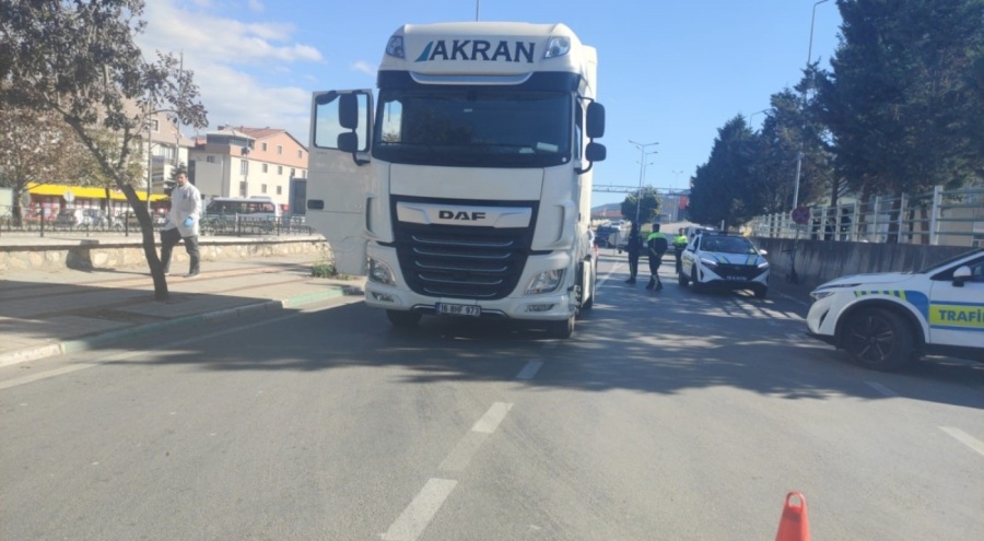 Gemlik'te telefonla konuşurken tırın altında kaldı!