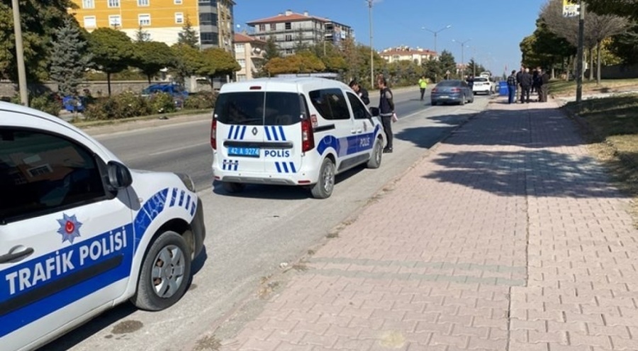 Yolun karşısına geçmek isteyen kadına otomobil çarptı