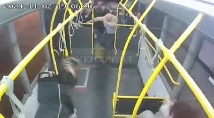 Halk otobüsü ile otomobil çarpıştı: 9 yaralı