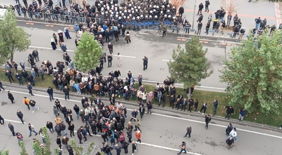 Belediye binasına girmeye çalışan grup, polise taş attı: 9 gözaltı