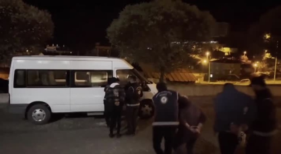 17 göçmen yakalandı, 4 insan kaçakçısı tutuklandı