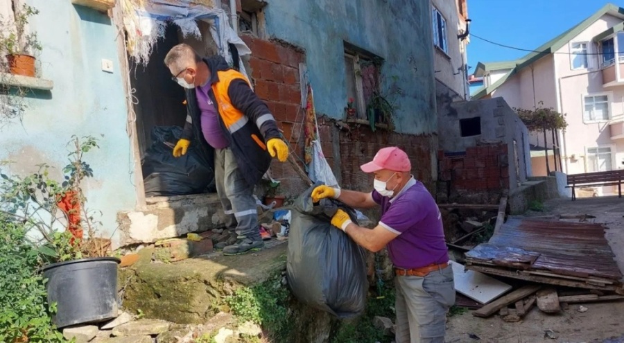 Kötü koku gelen evden 2 kamyon çöp çıktı