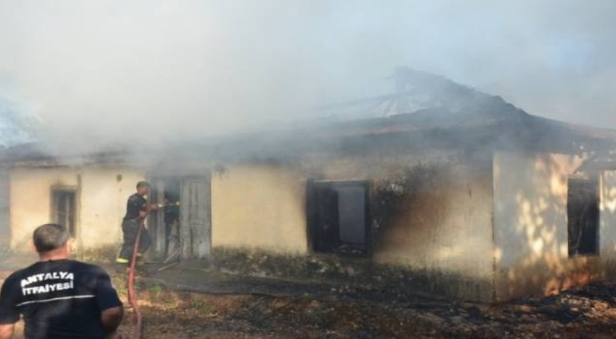 Tek katlı evde çıkan yangında bir kişi hayatını kaybetti