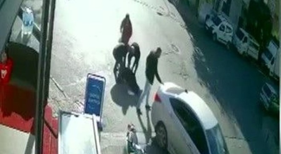 Otomobilin altında kalmaktan son anda kurtuldu