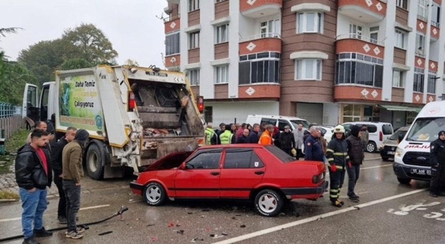 Çöp kamyonuna çarpan araçta üç yaralı