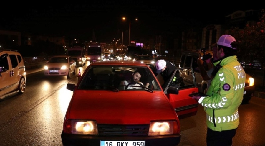 Trafiğin ortasında uyuyakaldı! "Dişim apse yapmasın diye alkolü ağzımda gezdirdim"