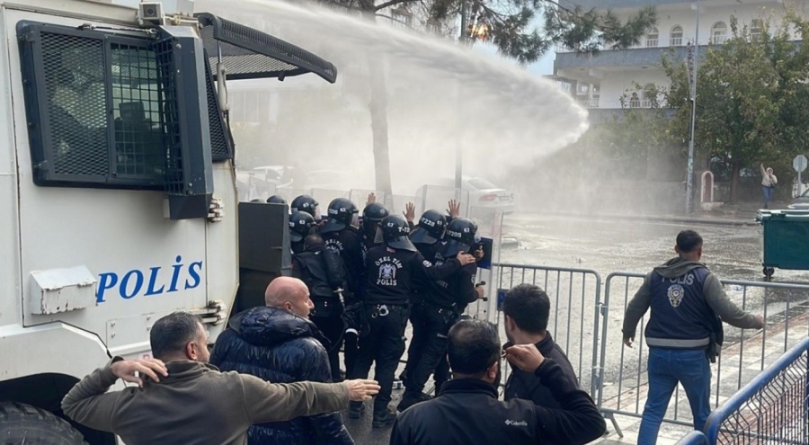 Halfeti'de belediye binasına girmeye çalışan şüpheliler gözaltında