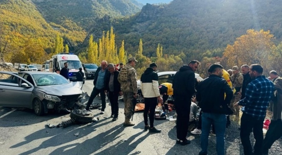 2 otomobil çarpıştı: 6 yaralı