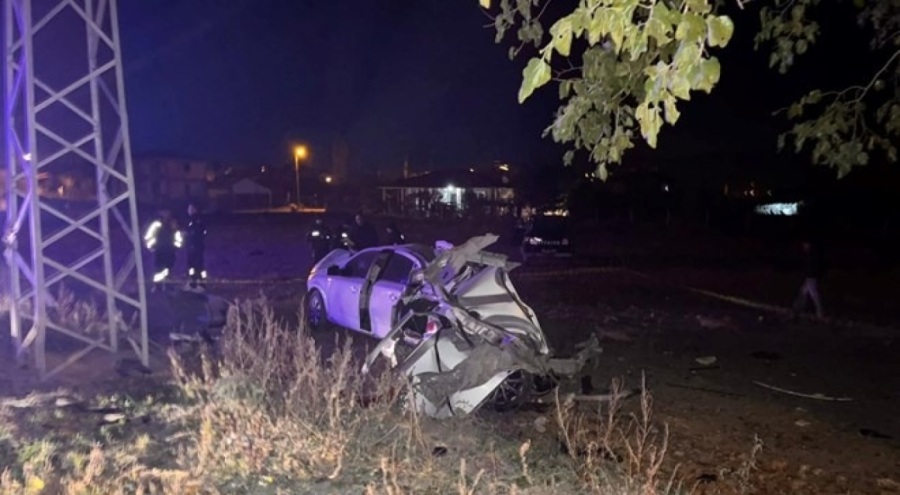 Ağaca çarpan otomobil hurda yığınına döndü! Çok sayıda ölü ve yaralı var