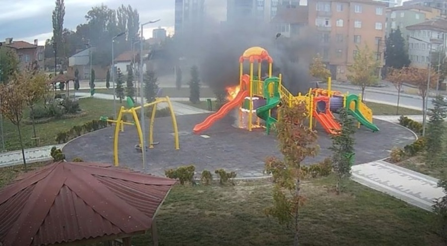Oyun parkında yangın: İki çocuk yakalandı