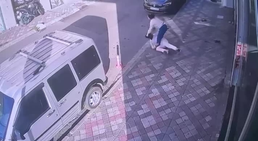 Kadın evine giren hırsızın üzerine atlayıp yakaladı