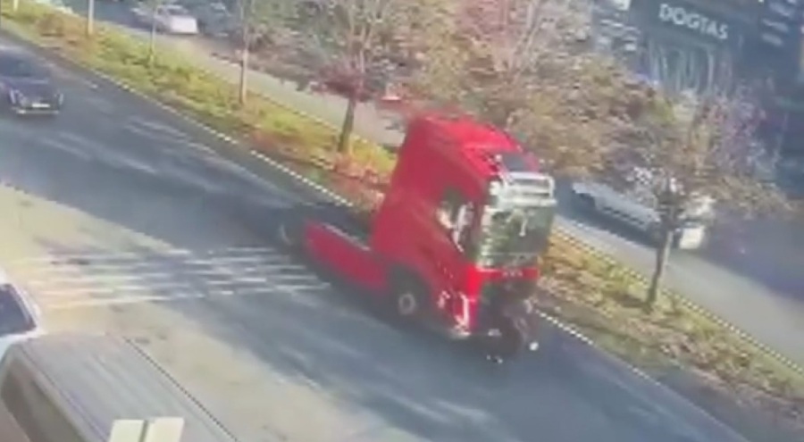 TIR, skutere altına aldı!