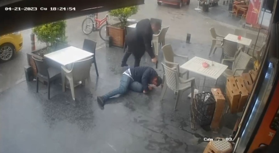 Eşine mesaj atan akrabasını öldüren zanlıya 'haksız tahrik' indirimi