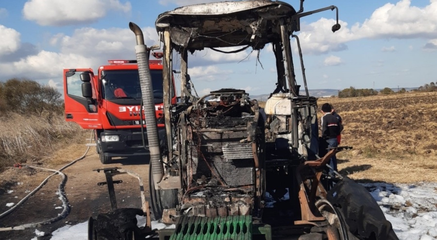 Traktör yanarak kullanılmaz hale geldi!