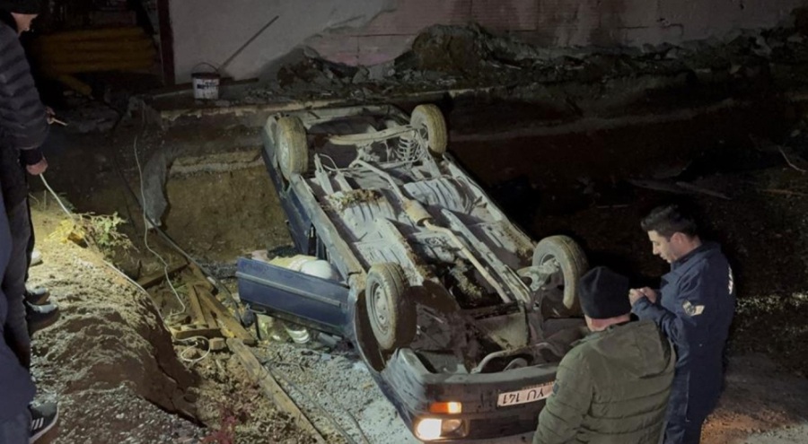 Kontrolden çıkan otomobil şantiyeye girip takla attı