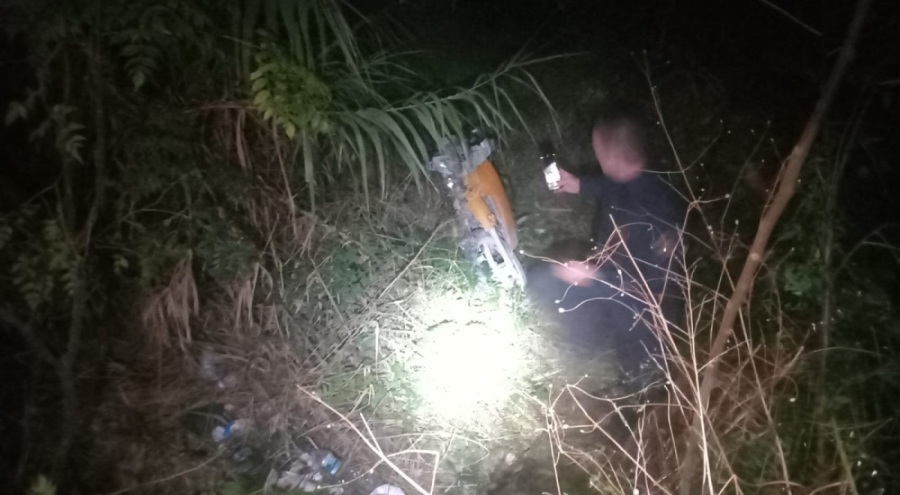 Motosiklet kontrolden çıkarak dereye uçtu!