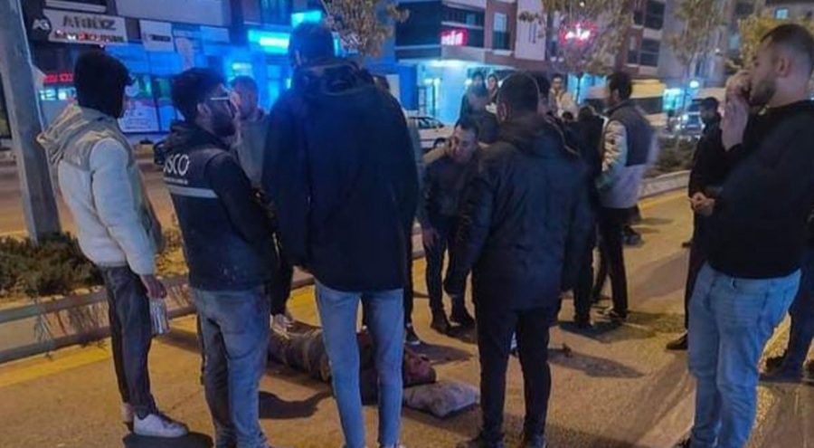 Otomobil karşıdan karşıya geçen 2 yayaya çarptı