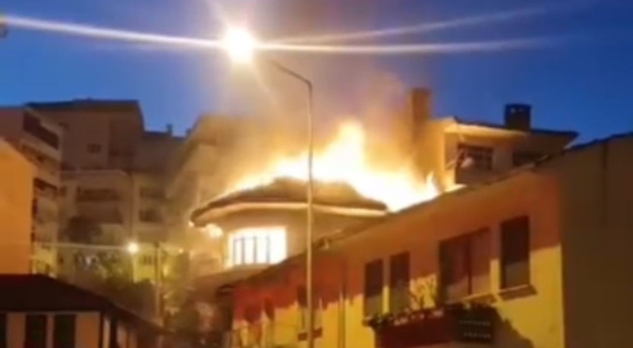Bursa'da 2 katlı apartmanın 2. katı alev alev yandı