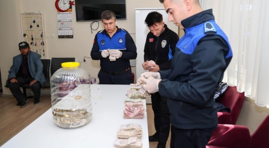 Trenle gezerek dilenen adamdan çıkan paralar pes dedirtti!