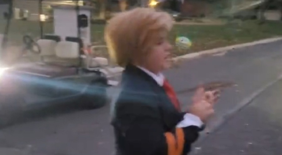 Cadılar Bayramında Trump kılığına girdi