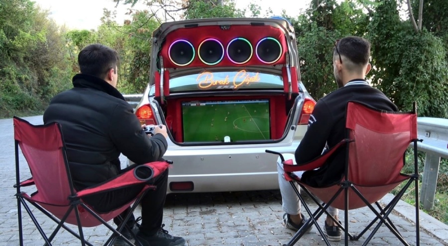 Bursa'da evde canı sıkılınca otomobilini oyun salonuna dönüştürdü