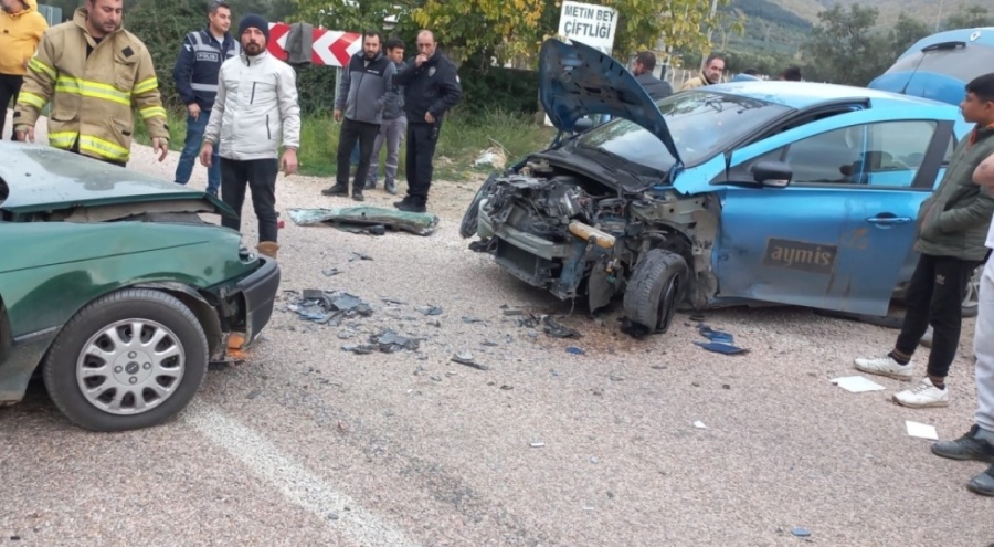 Otomobiller çarpıştı! Sürücüler yaralandı