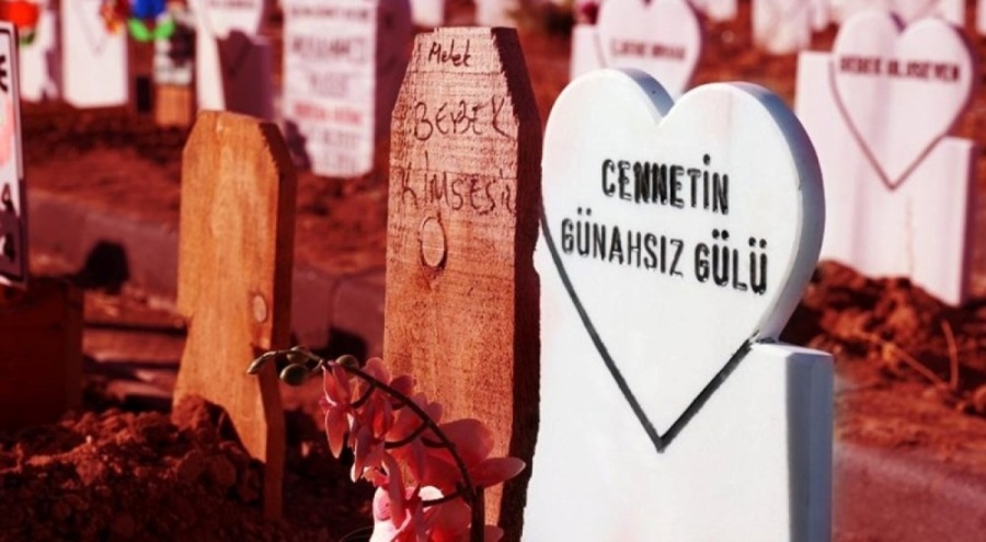 Arazide cesedi bulunan bebeğin mezar taşı yürekleri yaktı! "Cennetin günahsız gülü"