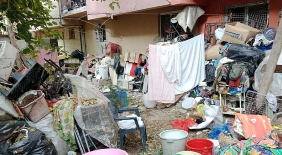 Eskişehir'de bir evden 24 ton çöp çıkartıldı