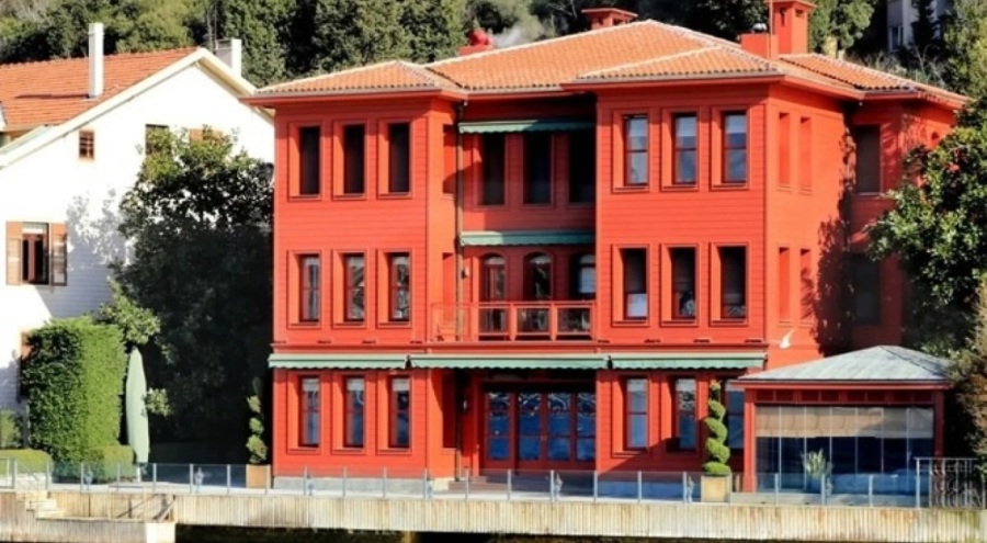 Boğaz'ın 'kırmızı yalısı' 32 milyon dolara satıldı