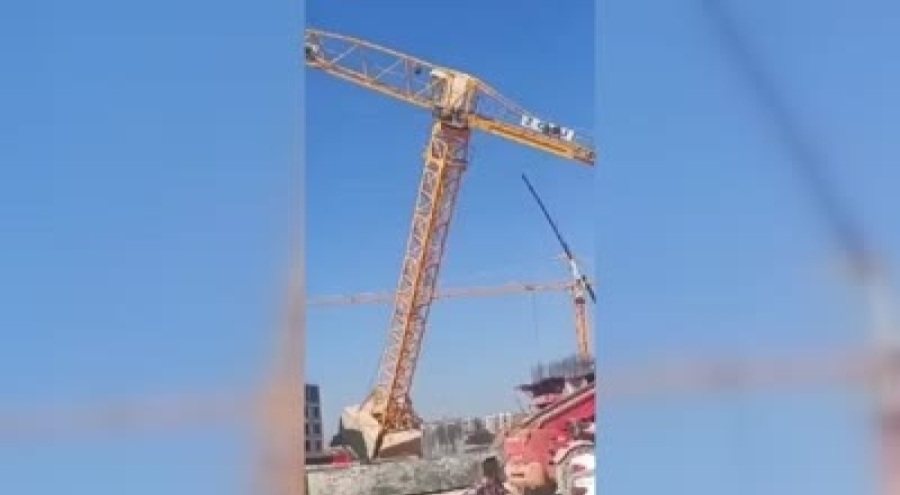 Devrilen kule vincin operatörü yaşamını yitirdi