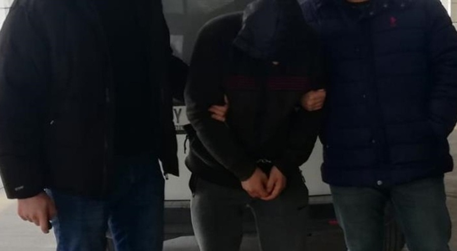 Lise öğrencilerini bıçakla tehdit edip gasbettiler
