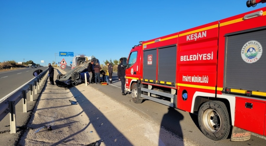 Kazaya bakmak için yavaşlayan ticari araca otomobil çarptı!