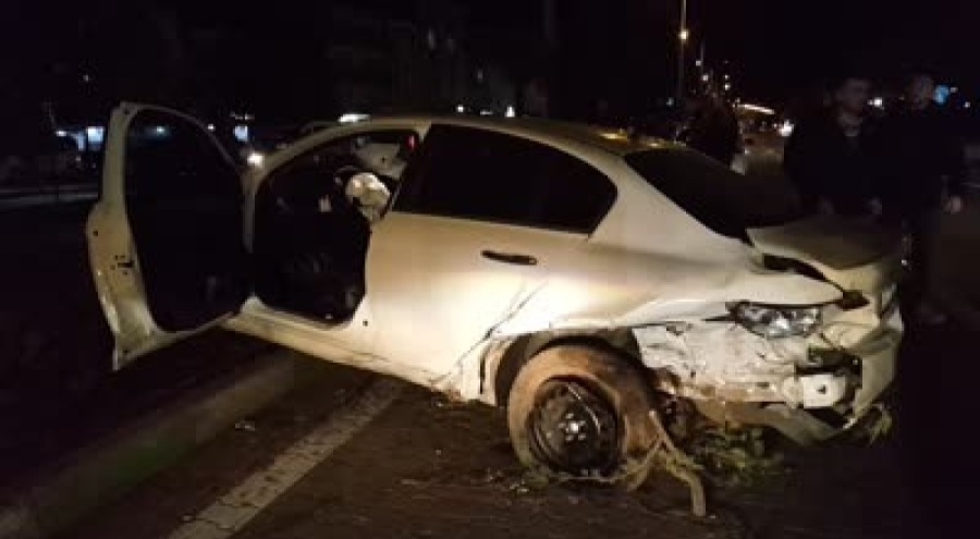 İki otomobil çarpıştı: 2 yaralı