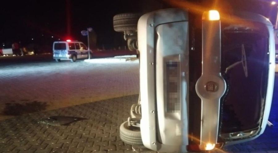 Otomobil kontrolden çıkarak yan yattı: 2 yaralı