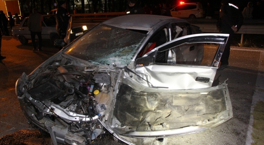 Otomobil duvara çarptı: 3 yaralı