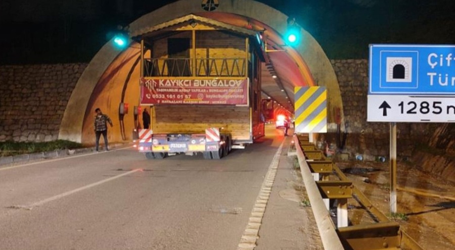 Bungalov ev taşıyan tır, tünel girişine takıldı!