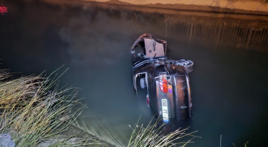 Otomobil, suluma kanalına devrildi!