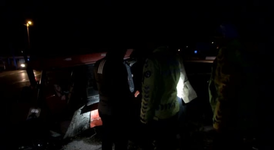 Otomobil ile traktör çarpıştı: 4 yaralı