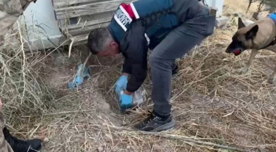 Toprağa gömülü 4 kilo uyuşturucu ele geçirildi