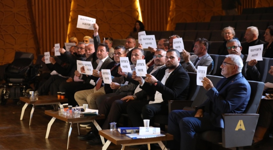 Gemlik Belediye Meclisi'nde kayyum protestosu! "Kayyuma Hayır"