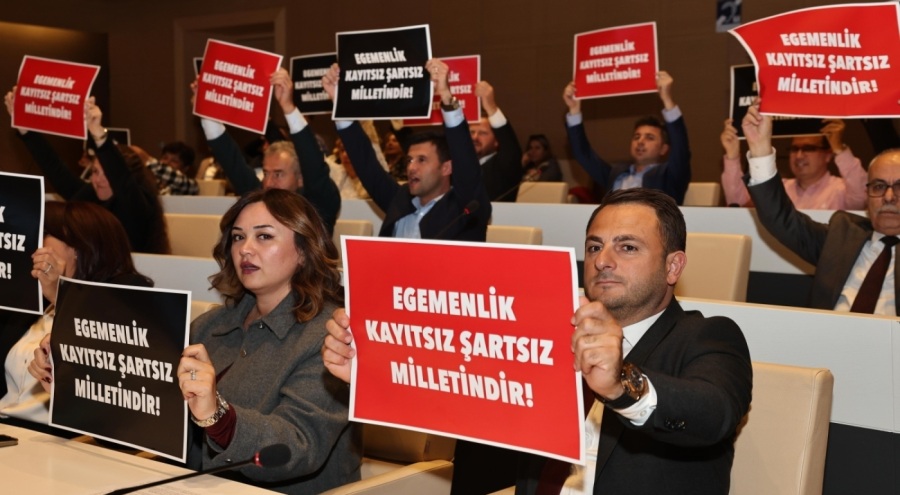 Nilüfer Belediye Meclisi'nde kayyım kararı protesto edildi