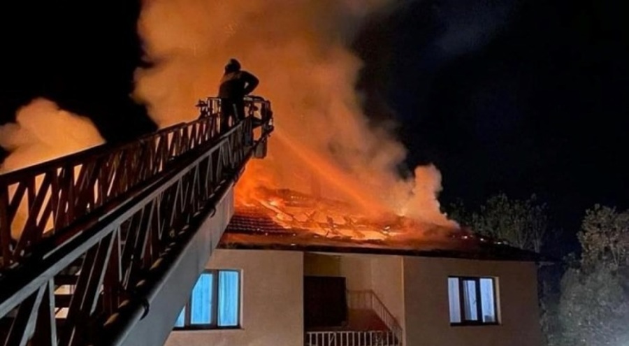 Müstakil evin çatısı alev alev yandı