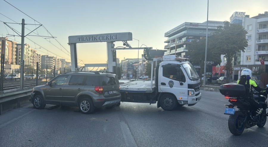 Bursa'da direksiyon başında fenalaşan sürücü 2 araca çarptı!