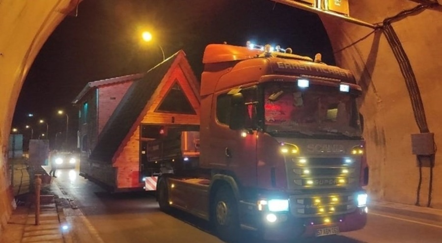 Ahşap ev taşıyan TIR, tünel girişindeki tabelaya takıldı